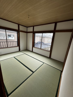 【和室】 | 千葉県市川市大野町２丁目 快適な住空間に整備された中古戸建 | 柔らかい畳が心地よい和室