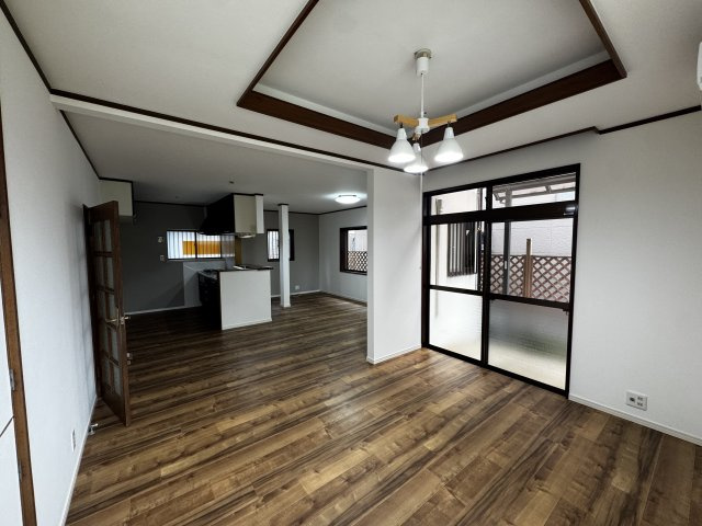 【居間・リビング】 | 千葉県市川市大野町２丁目 快適な住空間に整備された中古戸建 | こちらのリビングで趣味の時間をお楽しみください