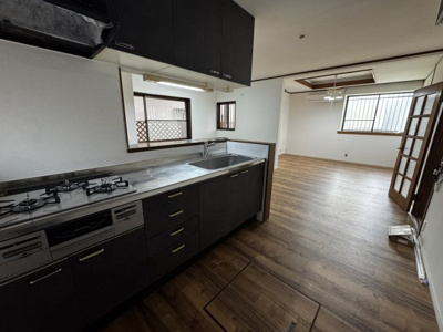【キッチン】 | 千葉県市川市大野町２丁目 快適な住空間に整備された中古戸建 | コンパクトなキッチンで掃除もラクラク