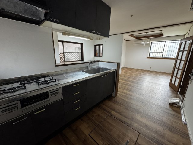 【キッチン】 | 千葉県市川市大野町２丁目 快適な住空間に整備された中古戸建 | コンパクトなキッチンで掃除もラクラク