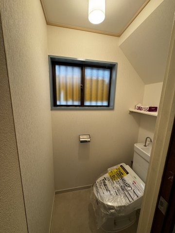 【トイレ】 | 千葉県市川市大野町２丁目 快適な住空間に整備された中古戸建 | 清潔感のあるトイレです