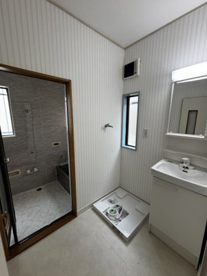 【独立洗面台】 | 千葉県市川市大野町２丁目 快適な住空間に整備された中古戸建 | 独立洗面台で身支度をすべて済ませてしまいましょう