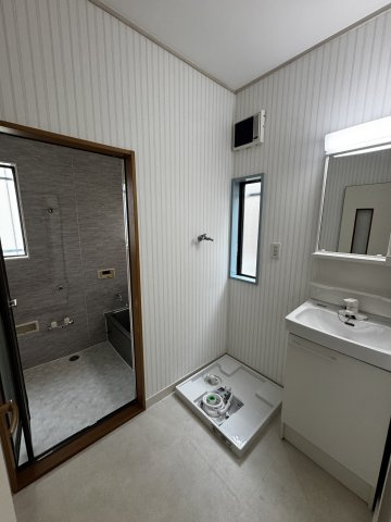 【独立洗面台】 | 千葉県市川市大野町２丁目 快適な住空間に整備された中古戸建 | 独立洗面台で身支度をすべて済ませてしまいましょう