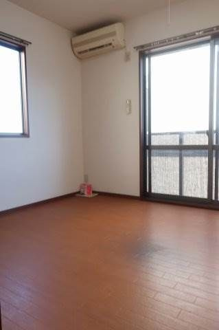 グリーングラン根岸の居間・リビング