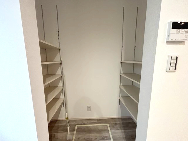 土浦市おおつ野8丁目　戸建の設備|キッチン横パントリー