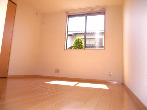 エバーグリーン桜町 B棟の寝室|風通しも良い寝室です☆