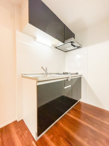 花畑プレミアのキッチン|2口コンロ付きの使いやすいシステムキッチンです♪