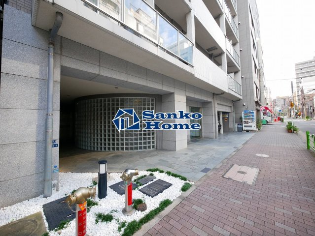 ドゥーエ新富町のエントランス