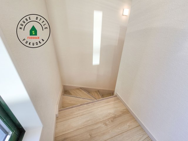 太宰府市高雄6丁目第3-2棟(2号棟)の内装|＜手すり付階段＞手すりがないと階段の昇り降りで危険なことはもちろん、壁に手をつきながら歩くことで壁紙が汚れやすくなります。すべての方に快適に昇り降りしていただくため、手すりを設置しました。