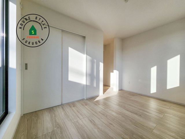 太宰府市高雄6丁目第3-2棟(2号棟)の寝室|主寝室には収納力に優れたクローゼットがありますので、お部屋もすっきり片付きます。