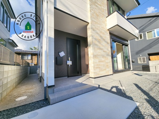 太宰府市高雄6丁目第3-2棟(2号棟)の玄関|おでかけの時も帰った時も、「我が家」を最初に感じでもらえる素敵な空間に。