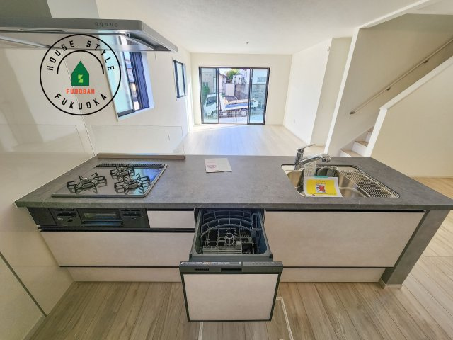 太宰府市高雄6丁目第3-2棟(2号棟)のキッチン|ご家族を近くに感じられる対面キッチンのLDK。会話もはずみそうですね。