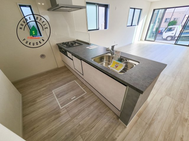 太宰府市高雄6丁目第3-2棟(2号棟)のキッチン|ダイニングテーブルへの配膳がラクラク、お料理はかどるカウンター付きシステムキッチン！