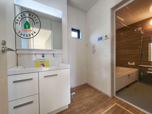 太宰府市高雄6丁目第3-2棟(1号棟)の脱衣所|ゆとりの洗面スペースで朝の身支度もスムーズに。暮らしを快適に変えるシャワー付洗面台です！