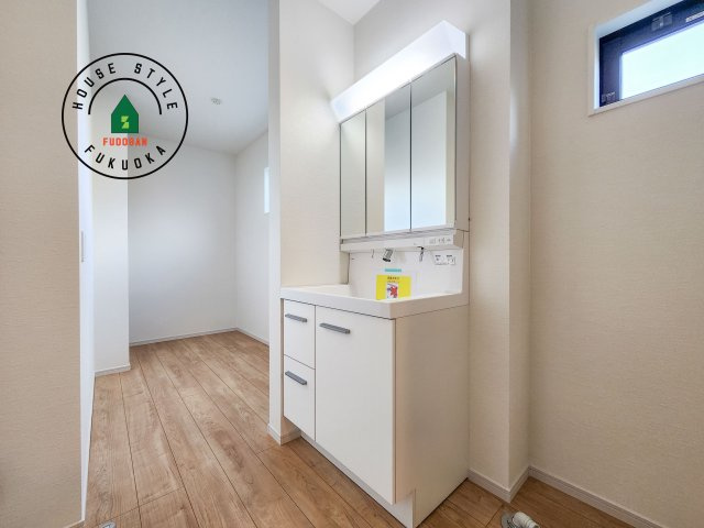 太宰府市高雄6丁目第3-2棟(1号棟)の独立洗面台|毎日使うものだから清潔な空間を保ちたい水回り。洗面にはそんな願いを解消させてくれる収納アイデアが満載です。三面鏡の裏側にはキャビネットが現れ小物から背の高い物まで収納できます。