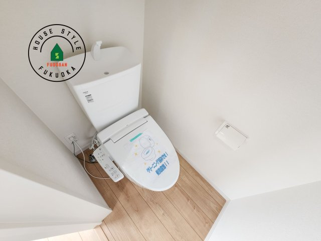 太宰府市高雄6丁目第3-2棟(1号棟)のトイレ|温水洗浄便座を完備しております。2ヶ所にトイレがあるのは朝の慌ただしい時間も安心です。