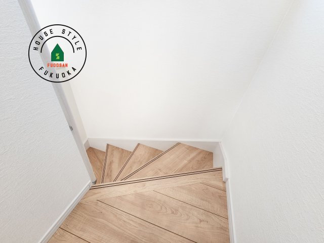 太宰府市高雄6丁目第3-2棟(1号棟)の内装|＜手すり付階段＞手すりがないと階段の昇り降りで危険なことはもちろん、壁に手をつきながら歩くことで壁紙が汚れやすくなります。すべての方に快適に昇り降りしていただくため、手すりを設置しました。