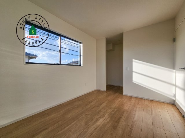 太宰府市高雄6丁目第3-2棟(1号棟)の寝室|主寝室には収納力に優れたクローゼットがありますので、お部屋もすっきり片付きます。