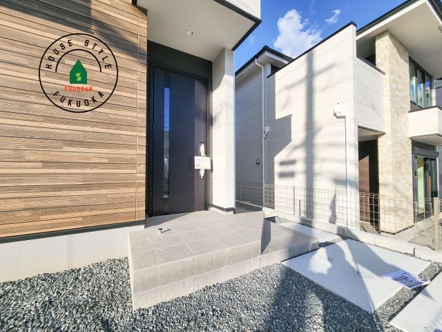 太宰府市高雄6丁目第3-2棟(1号棟)の玄関|おでかけの時も帰った時も、「我が家」を最初に感じでもらえる素敵な空間に。