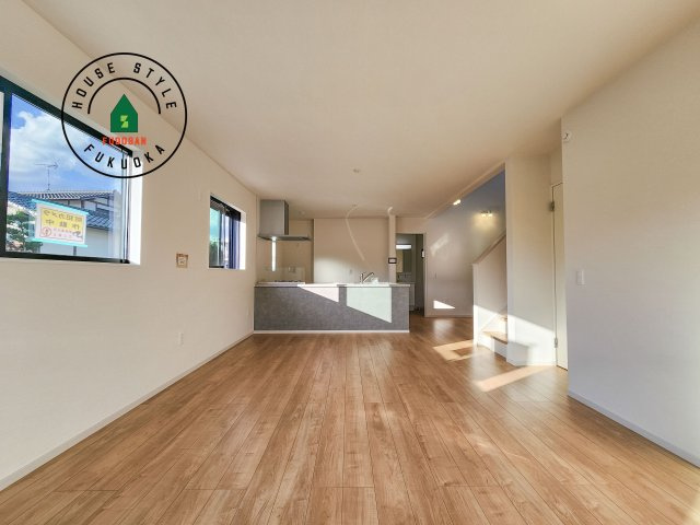 太宰府市高雄6丁目第3-2棟(1号棟)の居間・リビング|キッチンからリビングをしっかり確認できます。家族の笑顔があふれる空間になりそうですね。