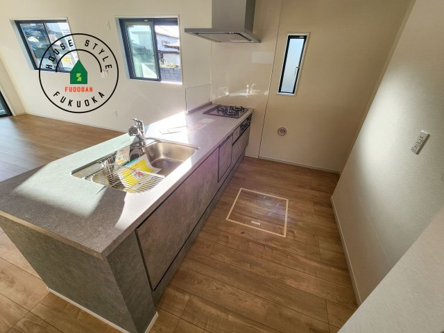 太宰府市高雄6丁目第3-2棟(1号棟)のキッチン|ダイニングテーブルへの配膳がラクラク、お料理はかどるカウンター付きシステムキッチン！