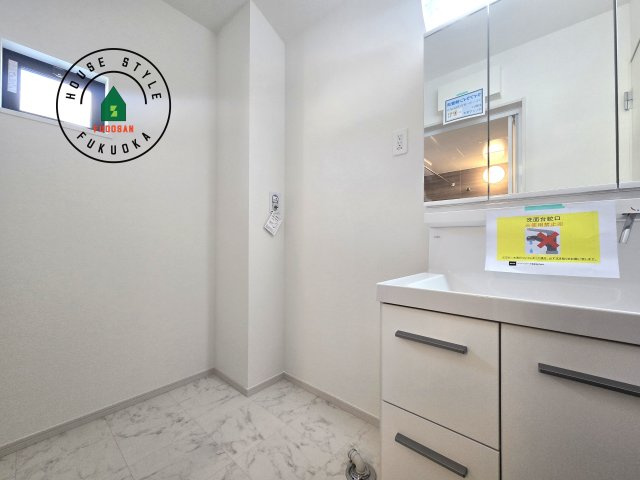 福岡市東区千早1丁目第2-2棟(1号棟)の内観：施工例|ゆとりの洗面スペースで朝の身支度もスムーズに。暮らしを快適に変えるシャワー付洗面台です！