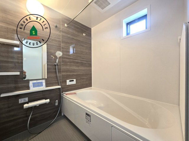 福岡市東区千早1丁目第2-2棟(1号棟)の内観：施工例|1日の疲れを癒してくれる広々バスルーム。雨の日のお洗濯にも大活躍な浴室乾燥機付です！