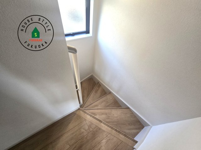 福岡市東区千早1丁目第2-2棟(1号棟)の内観：施工例|＜手すり付階段＞手すりがないと階段の昇り降りで危険なことはもちろん、壁に手をつきながら歩くことで壁紙が汚れやすくなります。すべての方に快適に昇り降りしていただくため、手すりを設置しました。