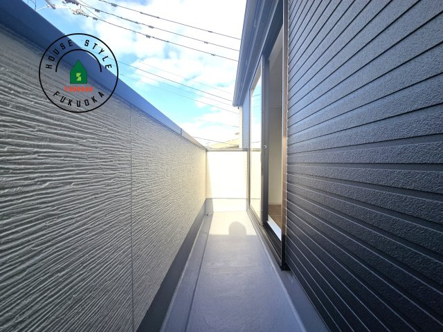 福岡市東区千早1丁目第2-2棟(1号棟)の外観：施工例|風をしっかりと感じられるバルコニーでは、毎日が洗濯日和です。広々としているので洗濯も楽しくなるでしょうし、気分転換にバルコニーからの眺めを楽しむのもいいでしょう。