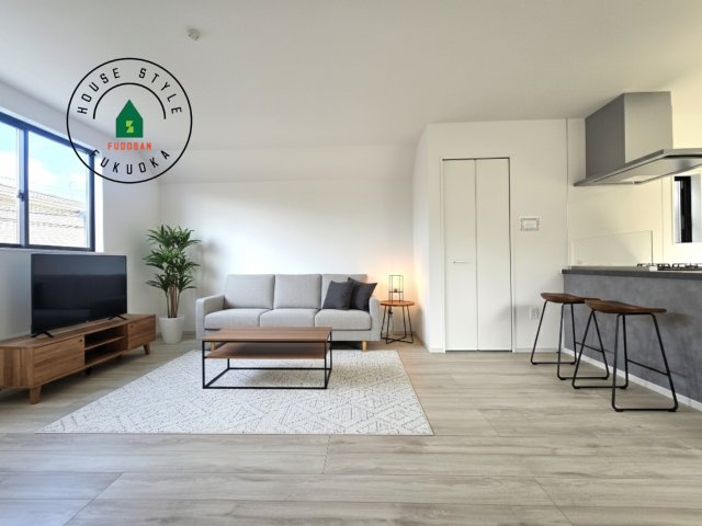 福岡市東区千早1丁目第2-2棟(1号棟)の居間・リビング|明るく開放的なリビングダイニングは豊かな陽光が注ぎ込み、やすらぎの空間を演出してくれます。ご家族で楽しいひとときをお過ごし下さい。※家具はCGを合成したものです。