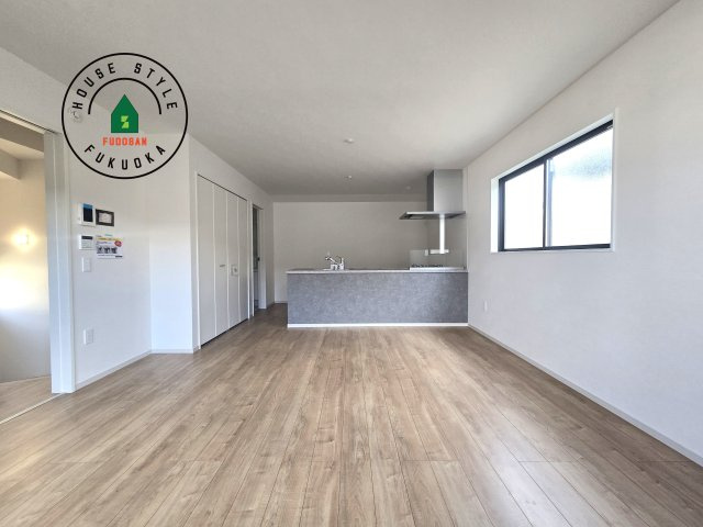 福岡市東区千早1丁目第2-2棟(1号棟)の内観：施工例|キッチンからリビングをしっかり確認できます。家族の笑顔があふれる空間になりそうですね。