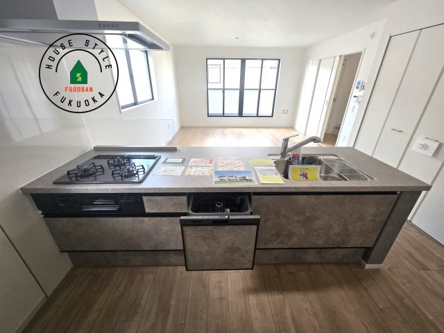 福岡市東区千早1丁目第2-2棟(1号棟)の内観：施工例|ご家族を近くに感じられる対面キッチンのLDK。会話もはずみそうですね。