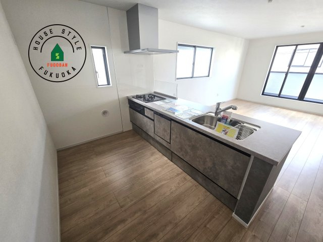 福岡市東区千早1丁目第2-2棟(1号棟)の内観：施工例|ダイニングテーブルへの配膳がラクラク、お料理はかどるカウンター付きシステムキッチン！