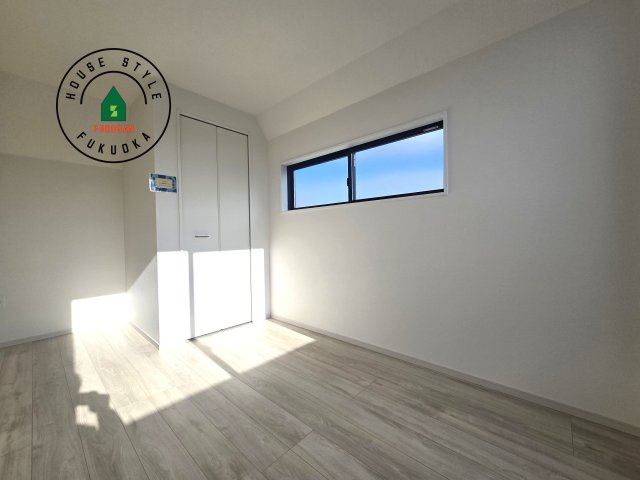 福岡市東区千早1丁目第2-2棟(2号棟)の内観：施工例|穏やかな光が差し込む室内には、穏やかな時間が流れます。