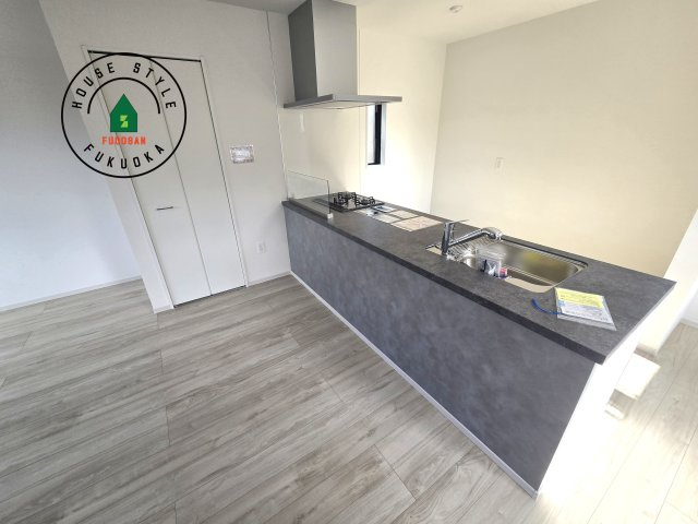 福岡市東区千早1丁目第2-2棟(2号棟)の内観：施工例|キッチンから立ち込める香りが今日の料理を期待させます。