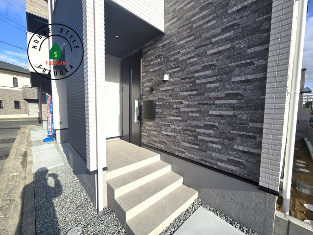 福岡市東区千早1丁目第2-2棟(2号棟)の玄関|おでかけの時も帰った時も、「我が家」を最初に感じでもらえる素敵な空間に。