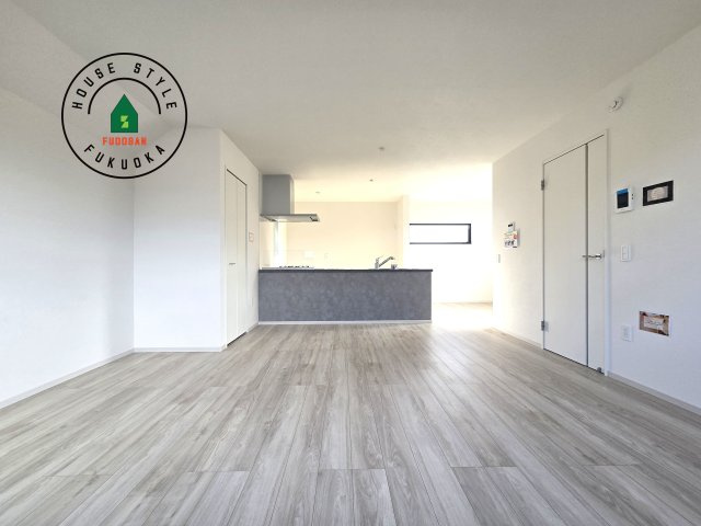 福岡市東区千早1丁目第2-2棟(2号棟)の内観：施工例|キッチンからリビングをしっかり確認できます。家族の笑顔があふれる空間になりそうですね。