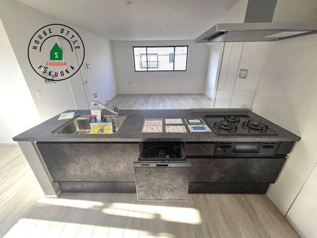 福岡市東区千早1丁目第2-2棟(2号棟)の内観：施工例|ご家族を近くに感じられる対面キッチンのLDK。会話もはずみそうですね。