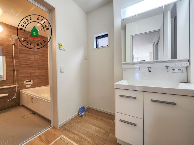 糟屋郡篠栗町津波黒2丁目第3-1棟(1号棟)の内観：施工例|毎日使うものだから清潔な空間を保ちたい水回り。洗面にはそんな願いを解消させてくれる収納アイデアが満載です。三面鏡の裏側にはキャビネットが現れ小物から背の高い物まで収納できます。