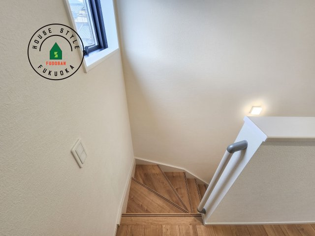 糟屋郡篠栗町津波黒2丁目第3-1棟(1号棟)の内観：施工例|＜手すり付階段＞手すりがないと階段の昇り降りで危険なことはもちろん、壁に手をつきながら歩くことで壁紙が汚れやすくなります。すべての方に快適に昇り降りしていただくため、手すりを設置しました。