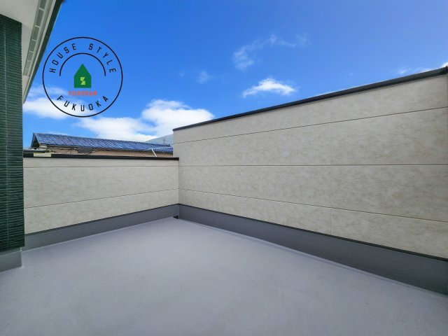 糟屋郡篠栗町津波黒2丁目第3-1棟(1号棟)の外観：施工例|風をしっかりと感じられるバルコニーでは、毎日が洗濯日和です。広々としているので洗濯も楽しくなるでしょうし、気分転換にバルコニーからの眺めを楽しむのもいいでしょう。