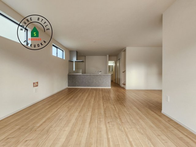 糟屋郡篠栗町津波黒2丁目第3-1棟(1号棟)の内観：施工例|キッチンからリビングをしっかり確認できます。家族の笑顔があふれる空間になりそうですね。※家具はCGを合成したものです。