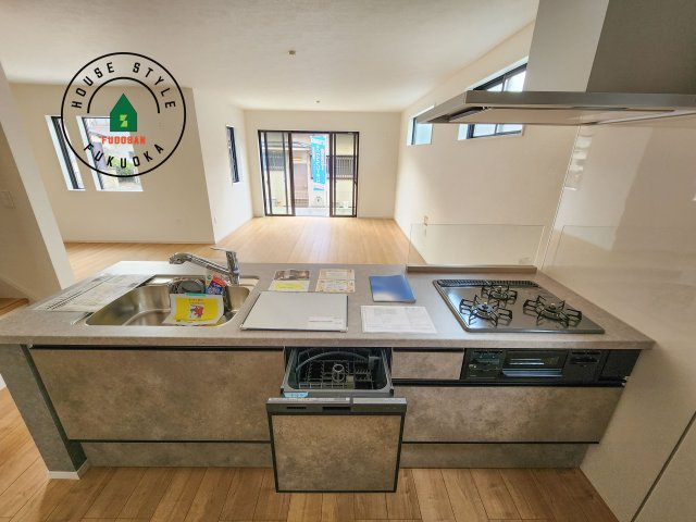 糟屋郡篠栗町津波黒2丁目第3-1棟(1号棟)の内観：施工例|ご家族を近くに感じられる対面キッチンのLDK。会話もはずみそうですね。