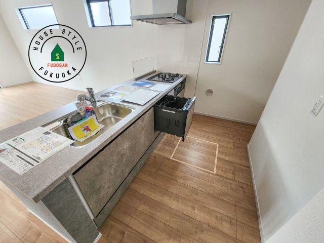 糟屋郡篠栗町津波黒2丁目第3-1棟(1号棟)の内観：施工例|ダイニングテーブルへの配膳がラクラク、お料理はかどるカウンター付きシステムキッチン！