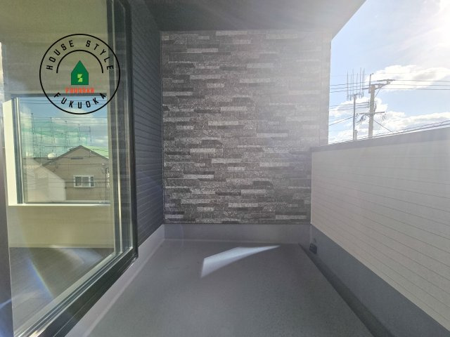 福岡市西区小戸3丁目第4-3棟(3号棟)の外観：施工例|風をしっかりと感じられるバルコニーでは、毎日が洗濯日和です。広々としているので洗濯も楽しくなるでしょうし、気分転換にバルコニーからの眺めを楽しむのもいいでしょう。