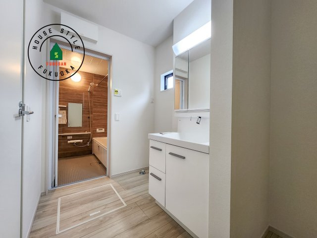 福岡市西区小戸3丁目第4-3棟(1号棟)の脱衣所|ゆとりの洗面スペースで朝の身支度もスムーズに。暮らしを快適に変えるシャワー付洗面台です！