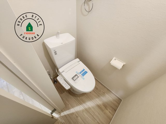 福岡市西区小戸3丁目第4-3棟(1号棟)のトイレ|温水洗浄便座を完備しております。2ヶ所にトイレがあるのは朝の慌ただしい時間も安心です。