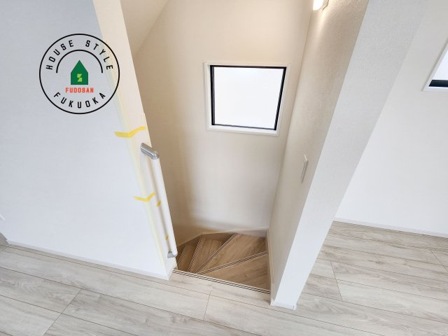 福岡市西区小戸3丁目第4-3棟(1号棟)の内装|＜手すり付階段＞手すりがないと階段の昇り降りで危険なことはもちろん、壁に手をつきながら歩くことで壁紙が汚れやすくなります。すべての方に快適に昇り降りしていただくため、手すりを設置しました。