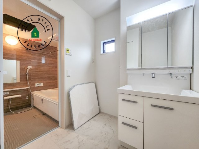 福岡市西区小戸3丁目第4-3棟(2号棟)の脱衣所|ゆとりの洗面スペースで朝の身支度もスムーズに。暮らしを快適に変えるシャワー付洗面台です！