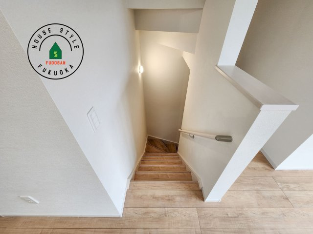 福岡市西区小戸3丁目第4-3棟(2号棟)の内装|＜手すり付階段＞手すりがないと階段の昇り降りで危険なことはもちろん、壁に手をつきながら歩くことで壁紙が汚れやすくなります。すべての方に快適に昇り降りしていただくため、手すりを設置しました。